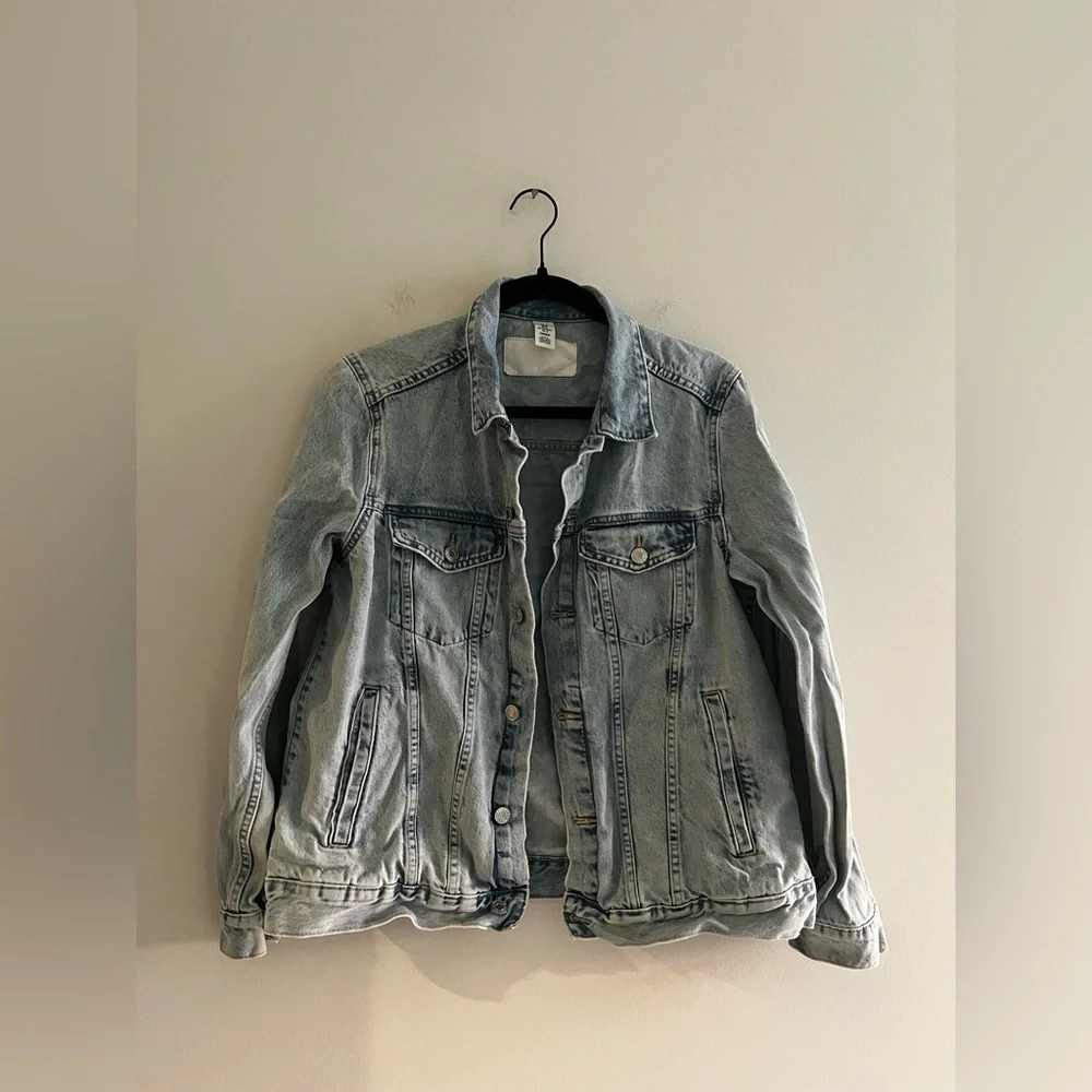 H&M &Denim Light Wash Denim Jacket US 12 Classic Button Front - Picture 1 of 6